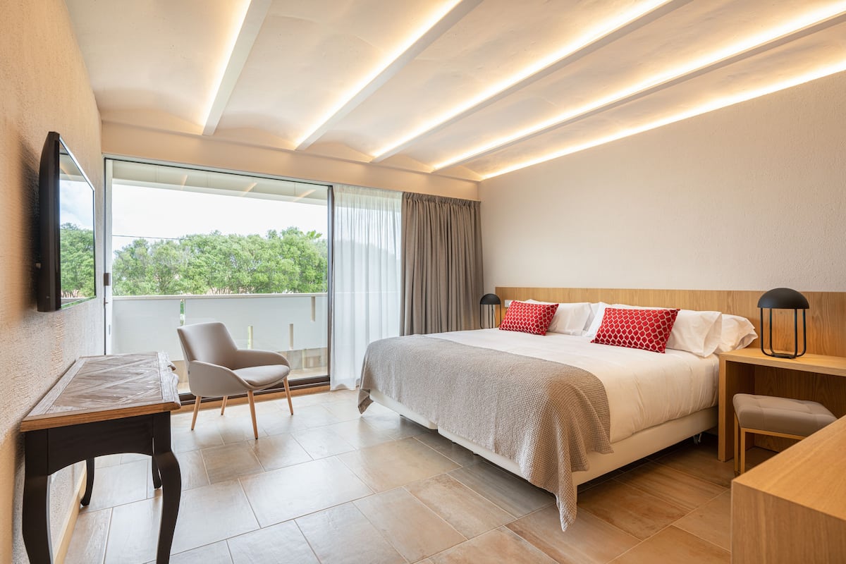 Habitación Deluxe con 1 cama matrimonial o 2 individuales | Sábanas de algodón egipcio, ropa de cama de alta calidad y edredón