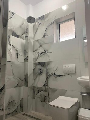 Chambre triple Standard | Salle de bain | Ensemble baignoire-douche, serviettes fournies
