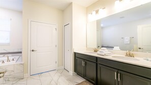 Combinazione doccia/vasca, asciugacapelli, bidet, asciugamani