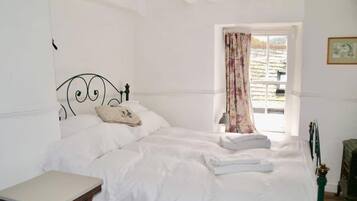 2 bedrooms, iron/ironing board, Internet, bed sheets