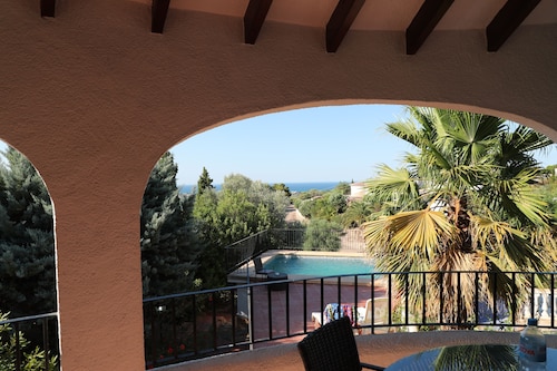 Magnificent villa with pool and garden in Montepego