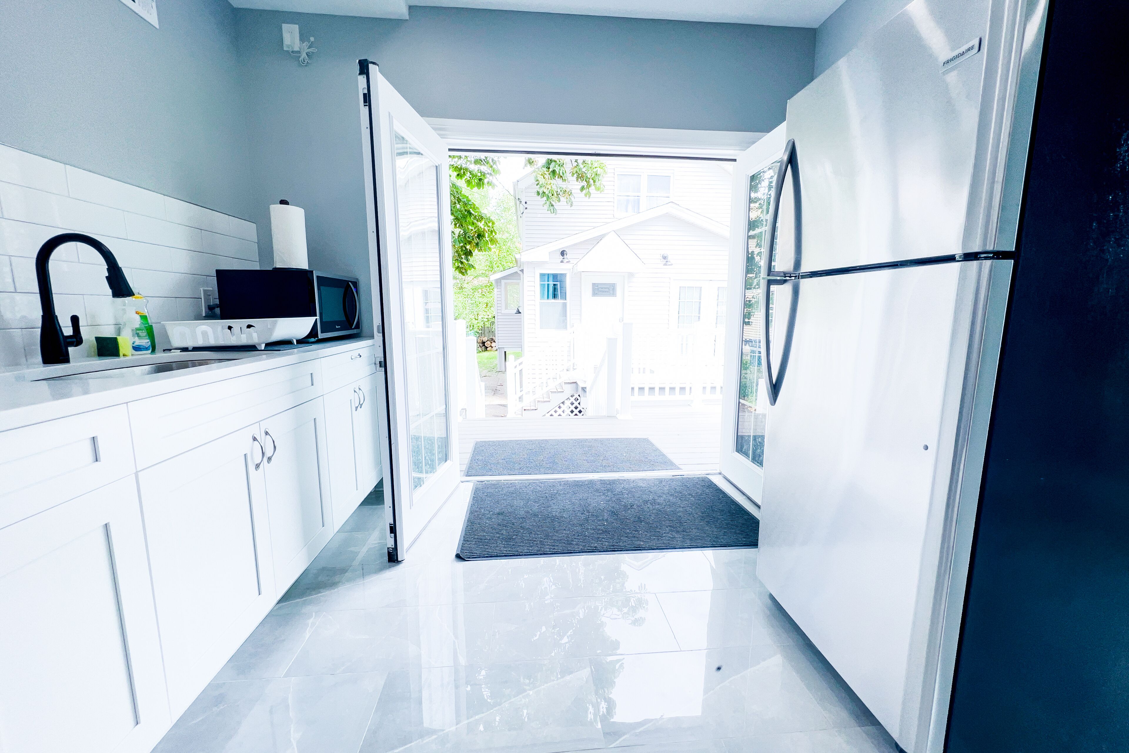 Refrigerador, microondas, utensilios de cocina