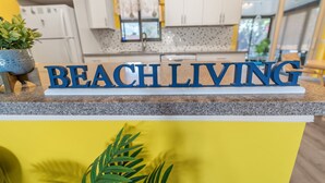 Un piano di lavoro in cucina con un cartello che riporta la scritta 'BEACHLIVING'.