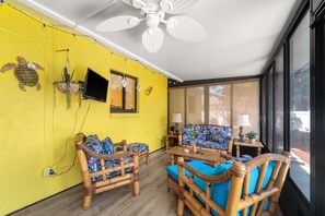 Smart TV, videogiochi, lettore DVD, libri