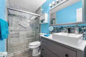 Shower, hair dryer, bidet, towels - Creative Coastal Cottage - 5 min to beach (Venice)