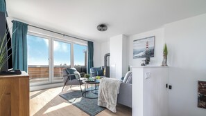 Tv, pejs, bøger, stereoanlæg