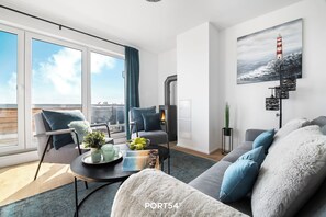 Fernseher, Kamin, Bücher, Stereoanlage