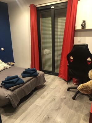 3 quartos, cofres nos quartos, ferros/tábuas de passar roupa
