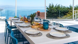 Una mesa dispuesta para una comida con vista al mar.