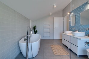 Badewanne, Haartrockner, Handtücher, Toilettenpapier