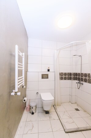 Chambre Confort | Salle de bain | SĂšche-cheveux, serviettes fournies, savon, shampoing