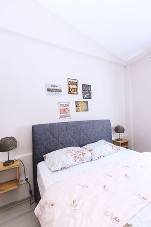 Comfort Room | Desk, free WiFi, bed sheets - Fully Equipped Room at taksim (Istanbul)