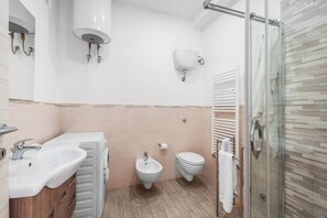 Doccia, asciugacapelli, bidet, asciugamani