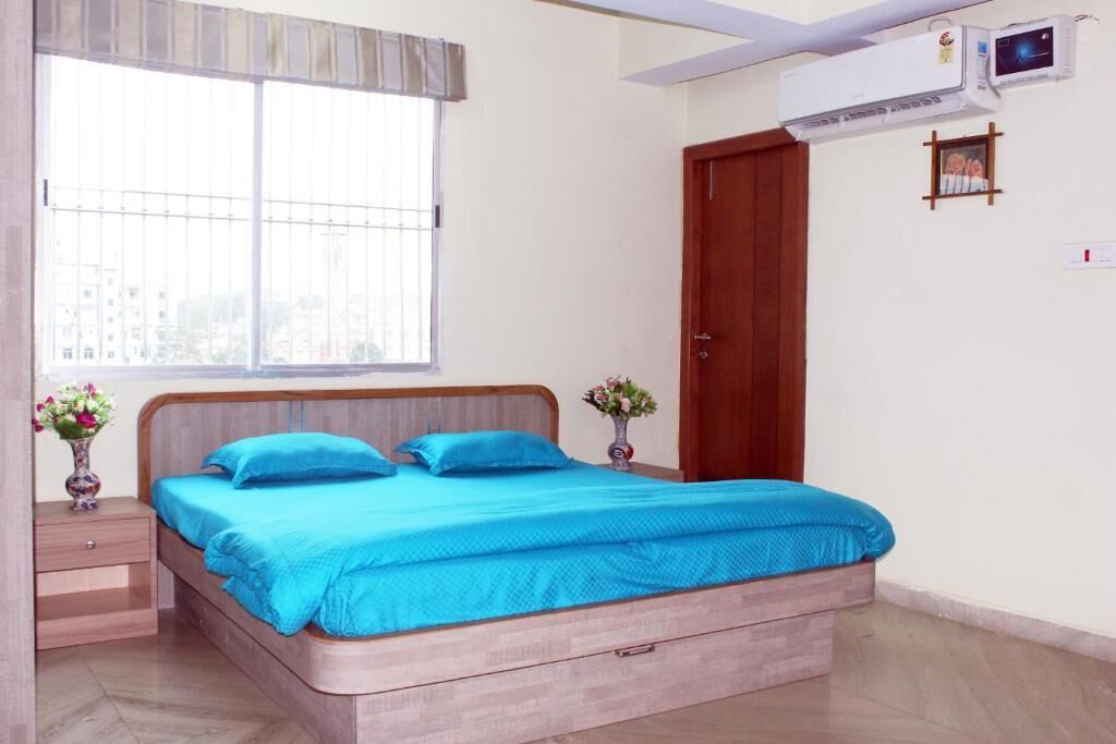 Una camera da letto con un letto, un comodino, un armadio e una finestra.