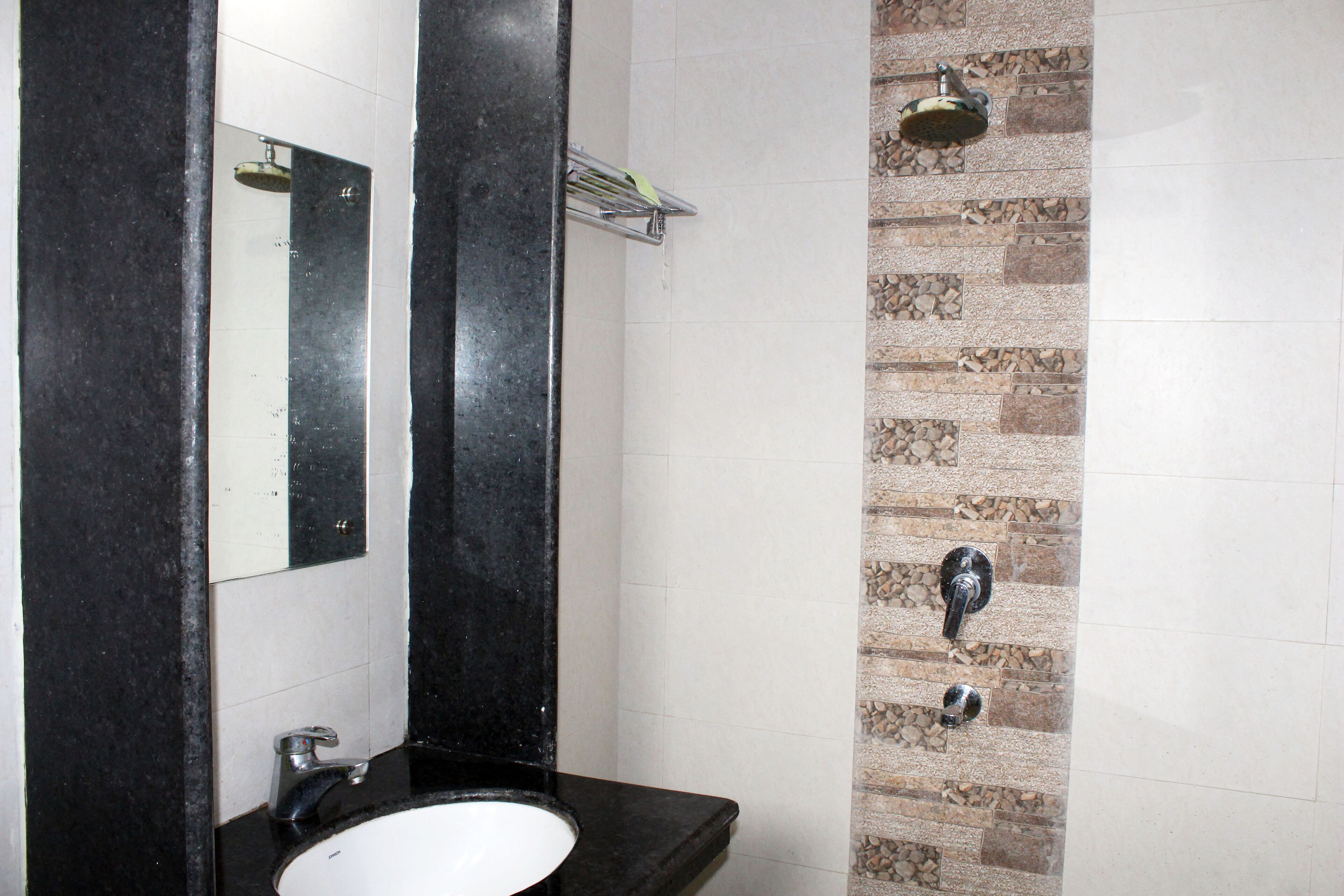 Deluxe Room, 1 Bedroom | Bathroom | Shower, free toiletries, towels, soap
