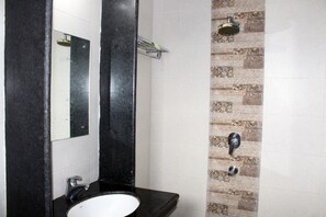 Quarto luxo, 1 quarto | Banheiro | Chuveiro, produtos de toalete grátis, toalhas de banho, sabonete