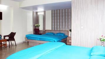 Familierom | Individuelt innredet, skrivebord, skrivebord for bærbar PC og wi-fi