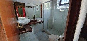 Habitación Deluxe | Baño | Ducha, cabezal de ducha con hidromasaje, toallas y jabón