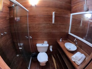 Superior Cabin | Bathroom | Shower, hydromassage showerhead, towels, soap - Cabanas Paraiso (Angra dos Reis)