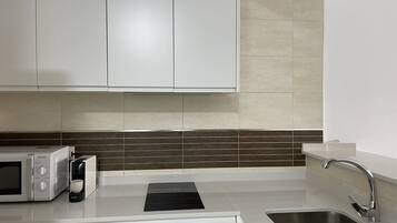 Een koelkast, een magnetron, een kookplaat