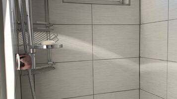 Căn hộ, nhiều giường | Phòng tắm | Buồng tắm vòi sen, khăn tắm