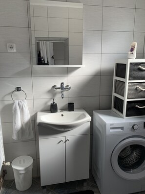 Apartment, Multiple Beds | Bathroom | Shower, towels