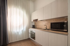 Kühlschrank, Mikrowelle, Ofen, Geschirrspüler