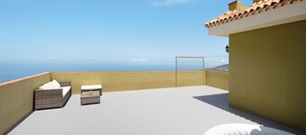 Vakantiehuis 'Huis Vochozka' met Uitzicht op Zee, Gedeelde Tuin & Wi-Fi