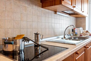 Fridge, oven, stovetop, dishwasher - Apartment Betites Trilocale with Mountain View, Balcony & Wi-Fi (Canazei)