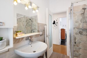 Ducha, artículos de tocador gratuitos, secador de pelo, toallas