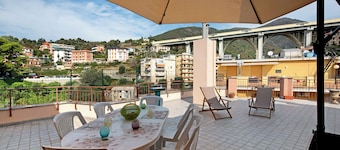 Appartamento 'Attico di Silvy e Kikka' con vista mare, terrazza e Wi-Fi