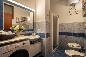 Regadera, secadora de cabello, toallas 