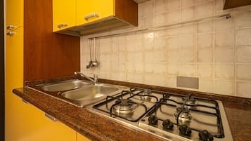 Réfrigérateur, micro-ondes, plaque de cuisson, cafetière/bouilloire