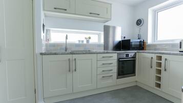 Apartemen Panorama, kamar mandi pribadi, pemandangan laut | Dapur bersama