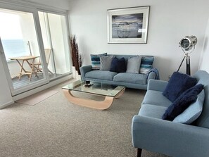Apartamento panorâmico, banheiro privativo, vista para o mar | Lounge