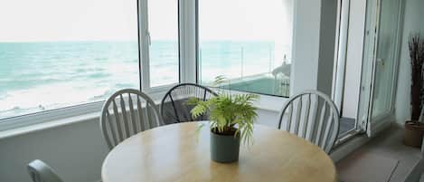 Panoramic Apartment, Private Bathroom, Sea View | Bahagian dalam