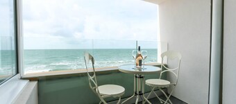 Tides - Beach Front Apartment in Bracklesham Bay