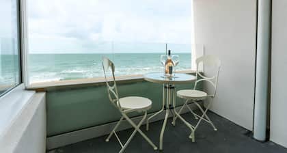 Tides - Beach Front Apartment in Bracklesham Bay