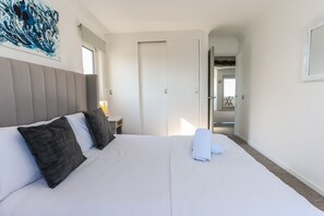 Panoramic Apartment, Private Bathroom, Sea View | 2 bedrooms - Tides - Beach Front Apartment in Bracklesham Bay (Chichester)