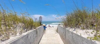 Aint Dat A Beach I - 1BR Lower Unit on the 2nd Row