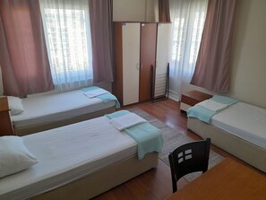 Triple Room | Hypo-allergenic bedding, desk, laptop workspace, free WiFi - Dunya Pansiyon (Çanakkale)