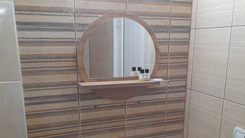 Ducha, toallas, jabón, shampoo