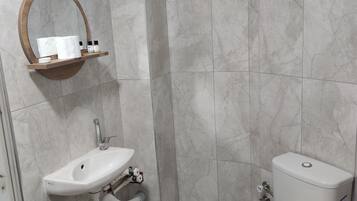 Family Quadruple Room | Bathroom | Shower, towels, soap, shampoo