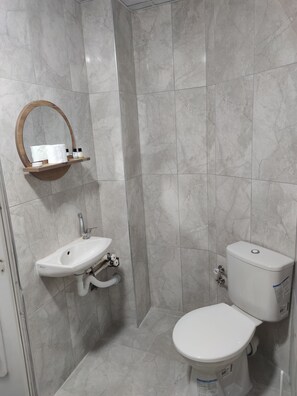Family Quadruple Room | Bathroom | Shower, towels, soap, shampoo - Dunya Pansiyon (Çanakkale)