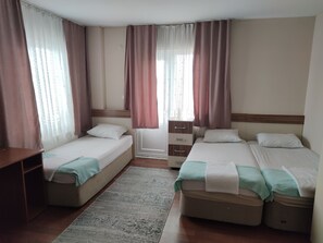 Family Triple Room | Hypo-allergenic bedding, desk, laptop workspace, free WiFi - Dunya Pansiyon (Çanakkale)