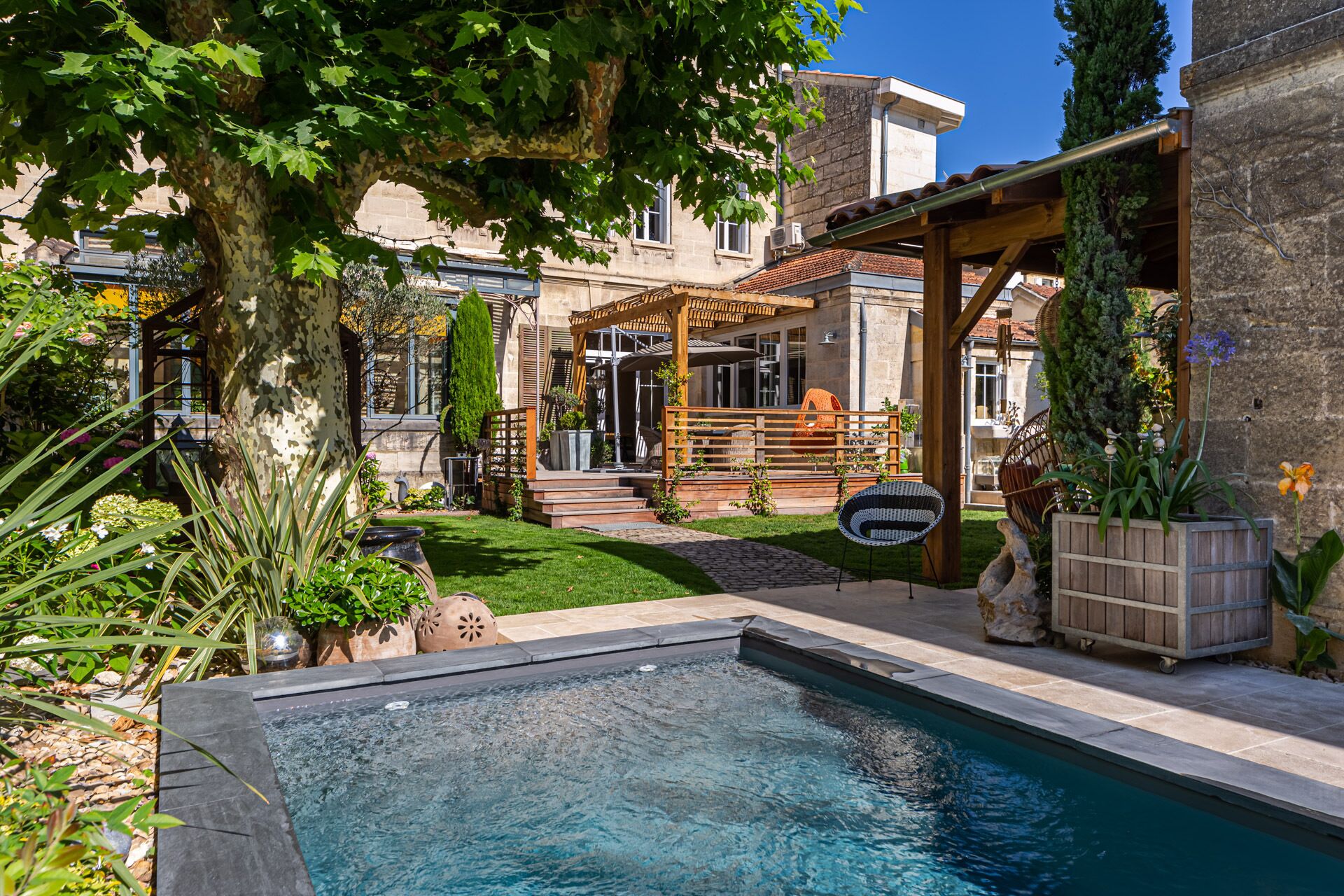 Piscine extérieure, piscine chauffée, chaises longues