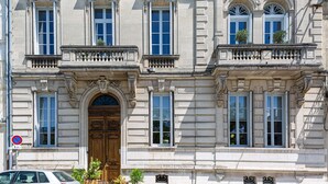 A historic building with a grand entrance, multiple windows, and decorative stonework. - La Maison Mulato Bordeaux, Saint-emilion (Libourne)