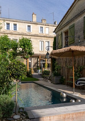Una piscina al aire libre, una piscina climatizada