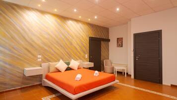 Une chambre d’hôtel moderne avec un grand lit, un bureau et une chaise.