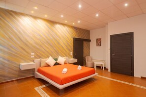 Chambre Triple Supérieure, salle de bains attenante, vue jardin (Camera Tripla 6)
